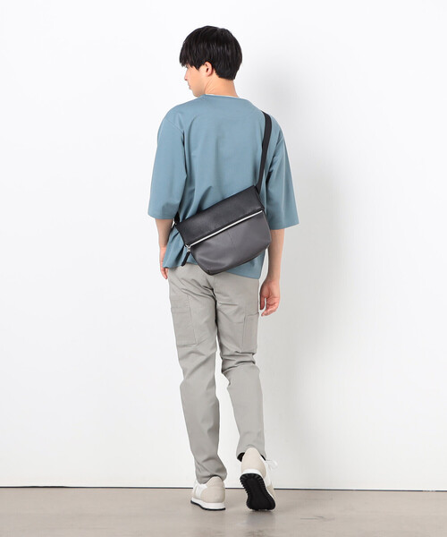 COMME CA ISM(コムサイズム)の「バイカラー ショルダーバッグ(ショルダーバッグ・メンズ・ブラック×ブルー/ブラック×グレー・FREE)」の3枚目の写真