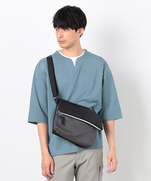 COMME CA ISM(コムサイズム)の「バイカラー ショルダーバッグ(ショルダーバッグ・メンズ・ブラック×ブルー/ブラック×グレー・FREE)」の2枚目の写真