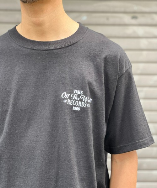VANS(バンズ)の「【VANS】Deep Cut SS ディープカットショートスリーブ(Tシャツ/カットソー・メンズ・ブラック・MEDIUM/LARGE/X-LARGE)」の4枚目の写真