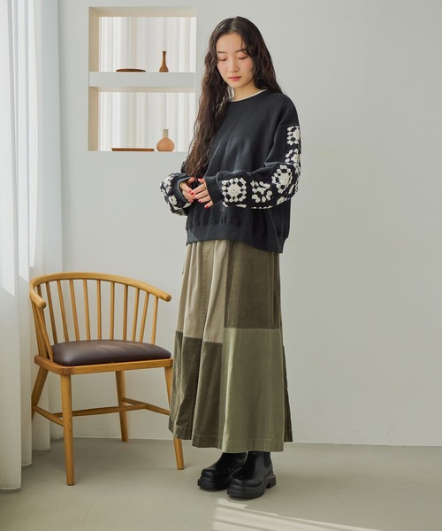 niko and... クロシェコンビプルオーバー チャコール完売色 ニコアンド クロシェコンビプルオーバー（スウェット）｜niko and