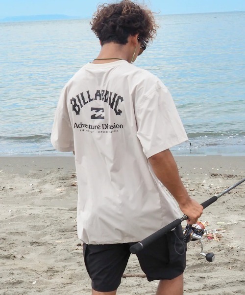 BILLABONG(ビラボン)の「BILLABONG メンズ 【A/DIV.】 UTILITY TEE サーフTシャツ 【2025年春夏モデル】/ビラボンロゴバックプリント半袖サーフTシャツ(水着)(ラッシュガード・メンズ・ブラック/ライトベージュ・X-LARGE/LARGE/MEDIUM)」の2枚目の写真