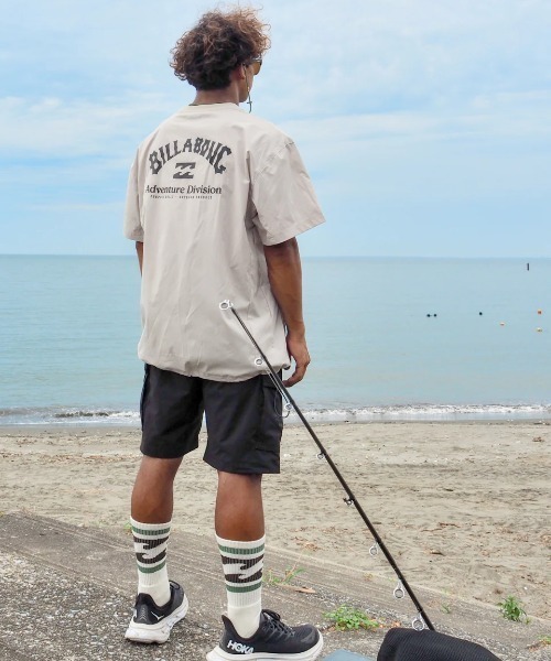 BILLABONG(ビラボン)の「BILLABONG メンズ 【A/DIV.】 UTILITY TEE サーフTシャツ 【2025年春夏モデル】/ビラボンロゴバックプリント半袖サーフTシャツ(水着)(ラッシュガード・メンズ・ブラック/ライトベージュ・X-LARGE/LARGE/MEDIUM)」の3枚目の写真