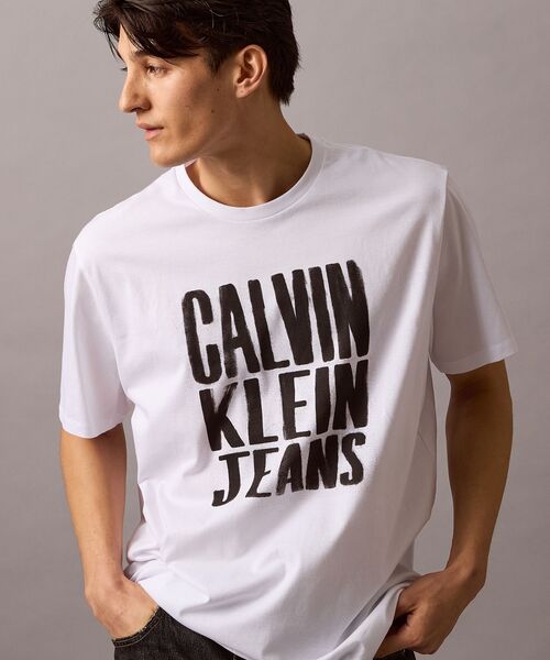 Calvin Klein(カルバン・クライン)の「【ユニセックス】スタックドグラフィックTシャツ(Tシャツ/カットソー・メンズ・ブラック/カーキ/ホワイト・M/L/S/XL)」の2枚目の写真