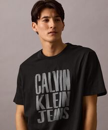 【ユニセックス】スタックドグラフィックTシャツ
