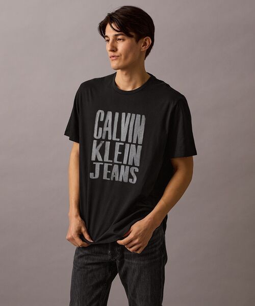 Calvin Klein(カルバン・クライン)の「【ユニセックス】スタックドグラフィックTシャツ(Tシャツ/カットソー・メンズ・ブラック/カーキ/ホワイト・M/L/S/XL)」の13枚目の写真