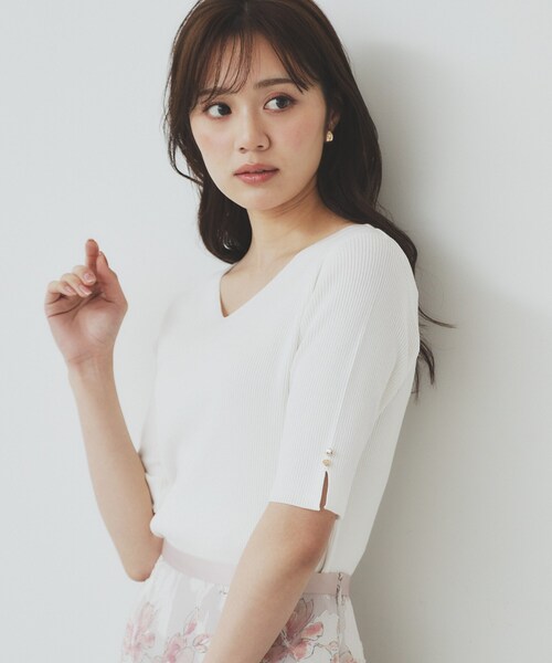 index（インデックス）の「《5色展開》Vネックリブニット【洗濯機洗い可】（ニット/セーター・レディース・チャコール/ライトブルー/オフホワイト/ホワイト系5/ベージュ系その他2・42/36/38/40）」の2枚目の写真