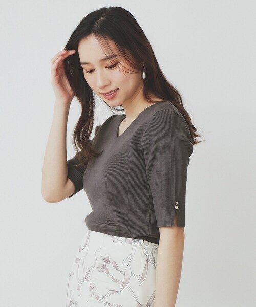 index（インデックス）の「《5色展開》Vネックリブニット【洗濯機洗い可】（ニット/セーター・レディース・チャコール/ライトブルー/オフホワイト/ホワイト系5/ベージュ系その他2・42/36/38/40）」の3枚目の写真