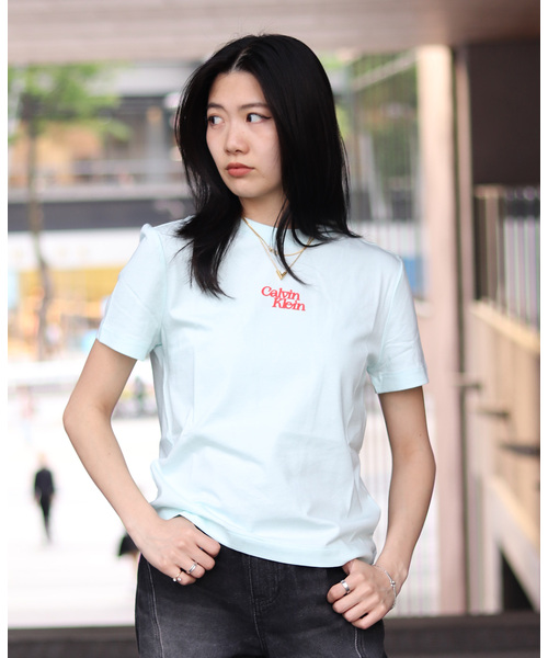JOINT WORKS（ジョイントワークス）の「Calvin Klein /カルバン クラインSS FLOCKED LOGO CREWNK TEE（Tシャツ/カットソー・レディース・ホワイト/ネイビー/イエロー・X-SMALL）」の3枚目の写真