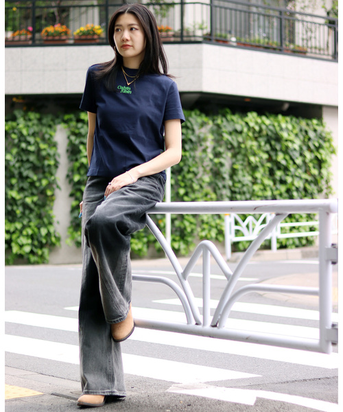 JOINT WORKS（ジョイントワークス）の「Calvin Klein /カルバン クラインSS FLOCKED LOGO CREWNK TEE（Tシャツ/カットソー・レディース・ホワイト/ネイビー/イエロー・X-SMALL）」の10枚目の写真