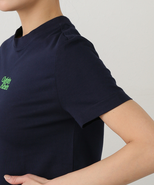 JOINT WORKS（ジョイントワークス）の「Calvin Klein /カルバン クラインSS FLOCKED LOGO CREWNK TEE（Tシャツ/カットソー・レディース・ホワイト/ネイビー/イエロー・X-SMALL）」の20枚目の写真