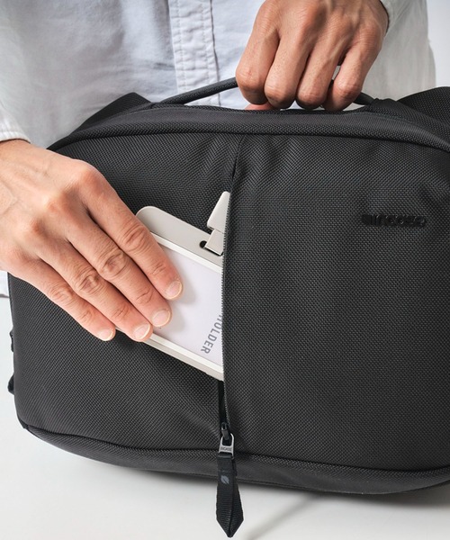 incase（インケース）の「Tracks Sling（ショルダーバッグ・メンズ・ブラック・ONE SIZE）」の13枚目の写真