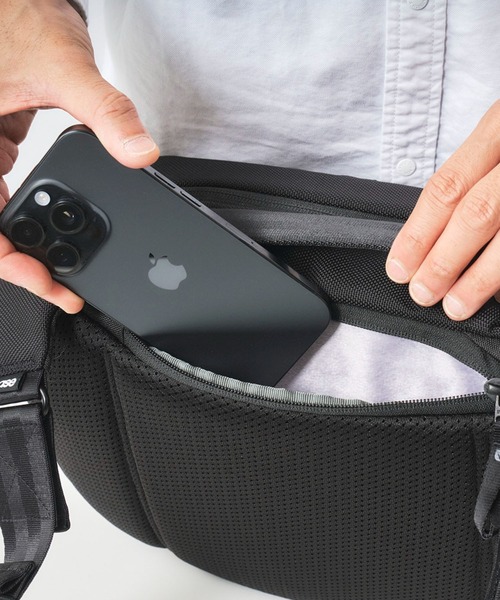 incase（インケース）の「Tracks Sling（ショルダーバッグ・メンズ・ブラック・ONE SIZE）」の14枚目の写真
