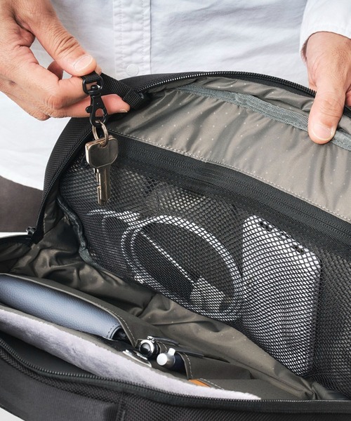 incase（インケース）の「Tracks Sling（ショルダーバッグ・メンズ・ブラック・ONE SIZE）」の16枚目の写真