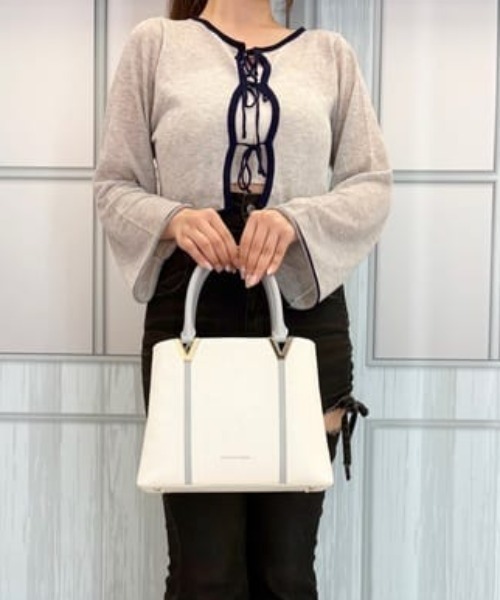 SAMANTHAVEGA(サマンサベガ)の「Vカットハンドバッグ(ハンドバッグ・レディース・ホワイト/グレイッシュベージュ/ブラック・FREE)」の1枚目の写真