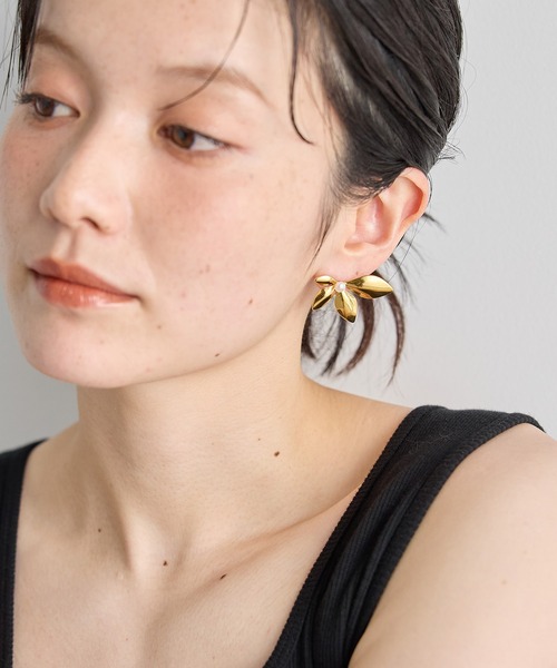 for/c(フォーシー)の「フラワーモチーフピアス【サージカルステンレス】(ピアス(両耳用)・レディース・ゴールド・フリー)」の5枚目の写真