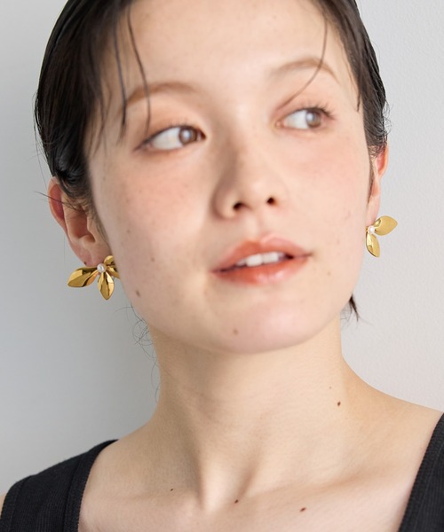 for/c(フォーシー)の「フラワーモチーフピアス【サージカルステンレス】(ピアス(両耳用)・レディース・ゴールド・フリー)」の3枚目の写真