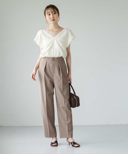 Noble(ノーブル)の「フロントzipテーパードパンツ(スラックス・レディース・ベージュ/ネイビー・36/38)」の21枚目の写真