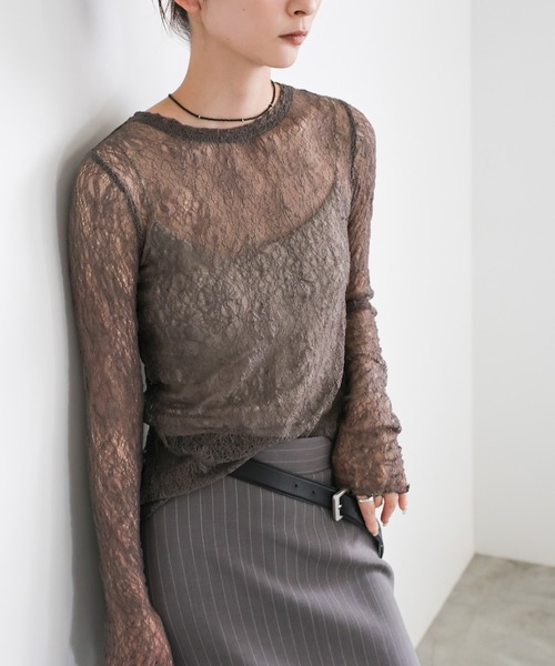 select MOCA（セレクトモカ）の「ストレッチレースクルーネックトップス（シャツ/ブラウス・レディース・ブラック/オフホワイト/グレイッシュベージュ・FREE）」の3枚目の写真