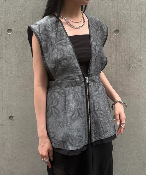 &g'aime(アンジェム)の「【&g'aime】リーフエンボスビスチェ Leaf-Embossed Bustier(シャツ/ブラウス・レディース・ブラック/グレー・FREE)」の2枚目の写真