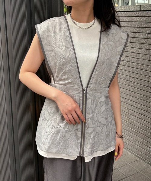&g'aime(アンジェム)の「【&g'aime】リーフエンボスビスチェ Leaf-Embossed Bustier(シャツ/ブラウス・レディース・ブラック/グレー・FREE)」の3枚目の写真