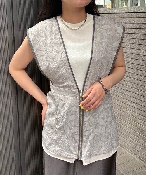 &g'aime(アンジェム)の「【&g'aime】リーフエンボスビスチェ Leaf-Embossed Bustier(シャツ/ブラウス・レディース・ブラック/グレー・FREE)」の4枚目の写真