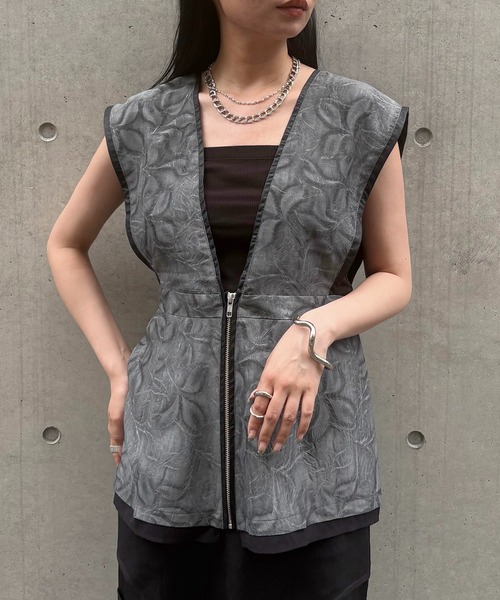 &g'aime(アンジェム)の「【&g'aime】リーフエンボスビスチェ Leaf-Embossed Bustier(シャツ/ブラウス・レディース・ブラック/グレー・FREE)」の14枚目の写真