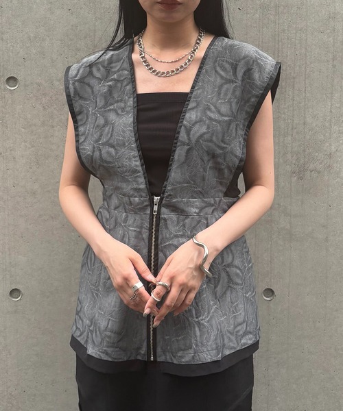 &g'aime(アンジェム)の「【&g'aime】リーフエンボスビスチェ Leaf-Embossed Bustier(シャツ/ブラウス・レディース・ブラック/グレー・FREE)」の15枚目の写真