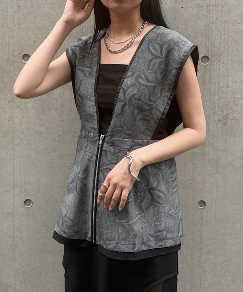 &g'aime(アンジェム)の「【&g'aime】リーフエンボスビスチェ Leaf-Embossed Bustier(シャツ/ブラウス・レディース・ブラック/グレー・FREE)」の16枚目の写真