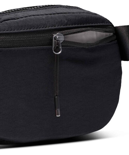 NIKE（ナイキ）の「ナイキ オーラ クロスボディバッグ (2L) / Nike Aura Crossbody Bag (2L) HM6120-013 Black（ボディバッグ/ウエストポーチ・メンズ・ブラック・ONE SIZE）」の6枚目の写真