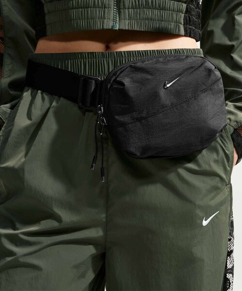 NIKE(ナイキ)の「ナイキ オーラ クロスボディバッグ (2L) / Nike Aura Crossbody Bag (2L) HM6120-013 Black(ボディバッグ/ウエストポーチ・メンズ・ブラック・ONE SIZE)」の9枚目の写真