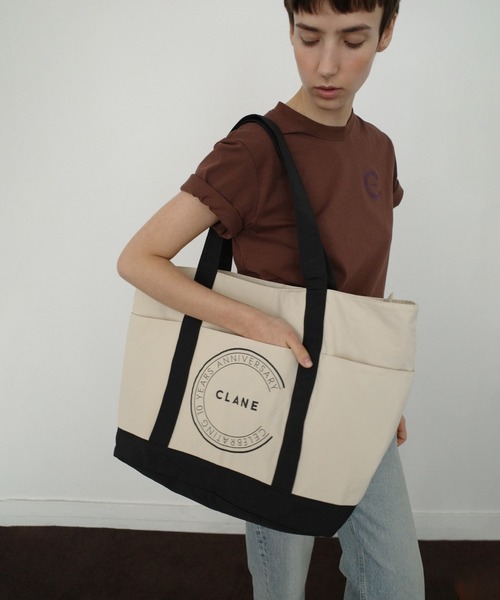 CLANE（クラネ）の「10TH LOGO HUGE TOTE BAG（トートバッグ・レディース・アイボリー/チャコールグレー・FREE）」の3枚目の写真