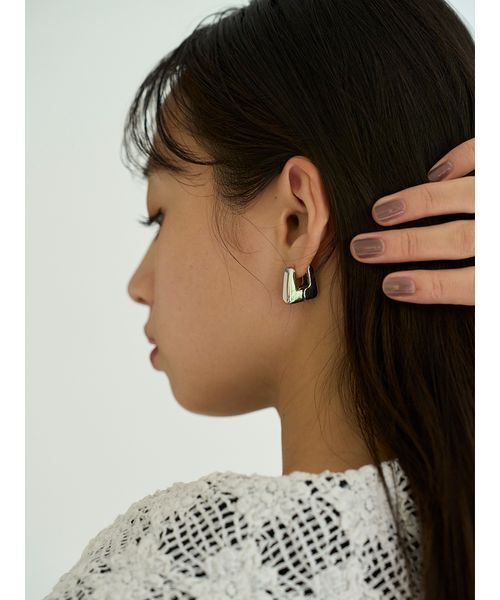 SNIDEL(スナイデル)の「プランプメタルピアス(ピアス(両耳用)・レディース・シルバー/ゴールド・F)」の4枚目の写真