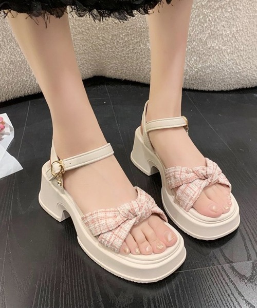 mebole(メボレ)の「Twist Tweed Ribbon Sandal(サンダル・レディース・ピンク/アイボリー・SMALL/MEDIUM/LARGE)」の2枚目の写真