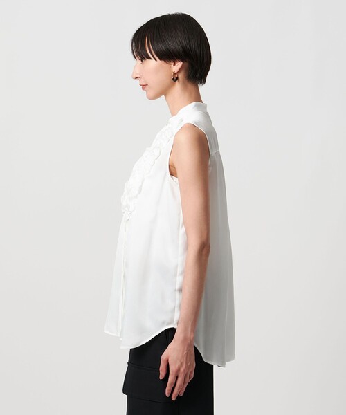 UNITED ARROWS(ユナイテッドアローズ)の「サテン フリル ブラウス ‐ウォッシャブル‐(シャツ/ブラウス・レディース・レッド/ホワイト/その他1・FREE)」の4枚目の写真