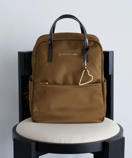 LANVIN en Bleu(ランバンオンブルー)の「マルク ハートカラビナリュック(バックパック/リュック・レディース・キャメル/ブラック/チャコールグレー・FREE)」の1枚目の写真