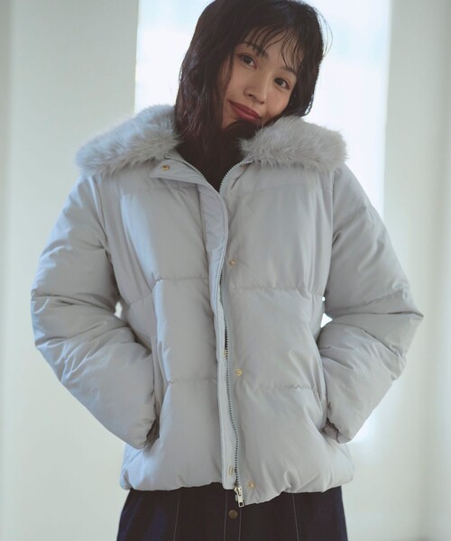 Feroux(フェルゥ)の「ファーカラー付き・ダウン見え中綿 ジャケット(ダウンベスト・レディース・ベージュ系/ライトグレー系/ブラック系・SMALL/MEDIUM)」の1枚目の写真