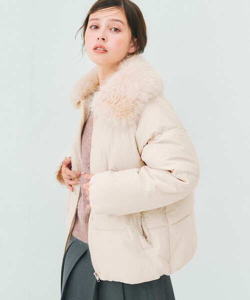 Feroux(フェルゥ)の「ファーカラー付き・ダウン見え中綿 ジャケット(ダウンベスト・レディース・ベージュ系/ライトグレー系/ブラック系・SMALL/MEDIUM)」の6枚目の写真