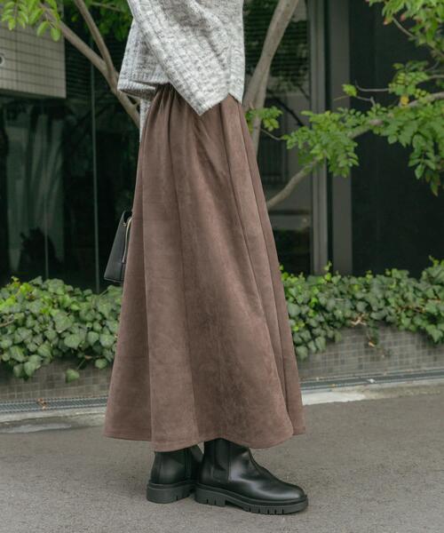 ITEMS URBANRESEARCH（アイテムズ アーバンリサーチ）の「『静電気防止』フェイクスエードタックフレアスカート（スカート・レディース・ブラウン/ブラウン系その他/ベージュ系その他・FREE）」の16枚目の写真