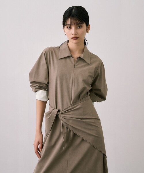 UNITED TOKYO(ユナイテッドトウキョウ)の「Scarf Wrapped Shirt Dress|ウォッシャブル/オフィスカジュアル/オケージョン系/防シワ/抗ピリング/細見え/春服(ワンピース・レディース・グレー系その他/ブラック/マルチ・1/2)」の2枚目の写真