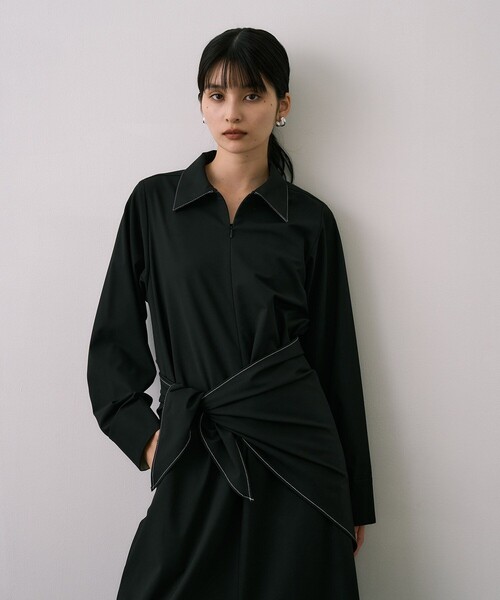 UNITED TOKYO(ユナイテッドトウキョウ)の「Scarf Wrapped Shirt Dress|ウォッシャブル/オフィスカジュアル/オケージョン系/防シワ/抗ピリング/細見え/春服(ワンピース・レディース・グレー系その他/ブラック/マルチ・1/2)」の10枚目の写真