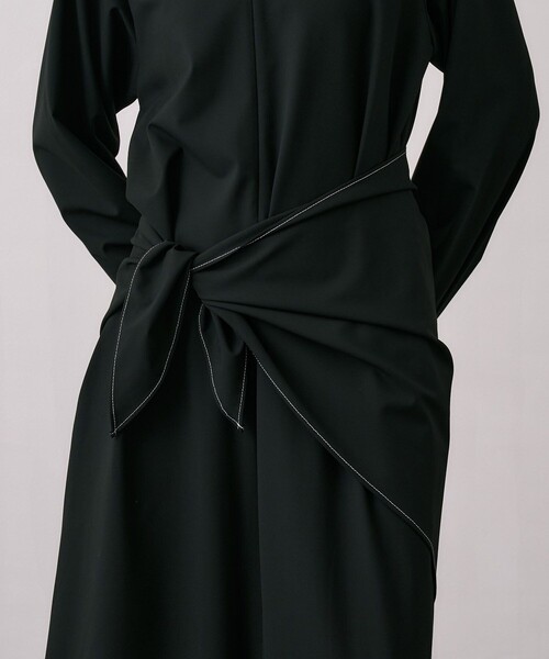 UNITED TOKYO(ユナイテッドトウキョウ)の「Scarf Wrapped Shirt Dress|ウォッシャブル/オフィスカジュアル/オケージョン系/防シワ/抗ピリング/細見え/春服(ワンピース・レディース・グレー系その他/ブラック/マルチ・1/2)」の12枚目の写真