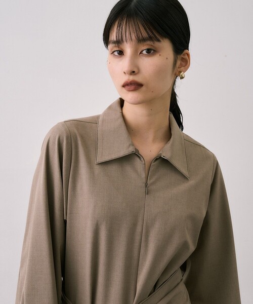 UNITED TOKYO(ユナイテッドトウキョウ)の「Scarf Wrapped Shirt Dress|ウォッシャブル/オフィスカジュアル/オケージョン系/防シワ/抗ピリング/細見え/春服(ワンピース・レディース・グレー系その他/ブラック/マルチ・1/2)」の5枚目の写真