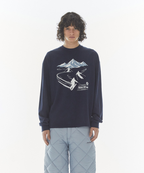 Rest&Recreation(レストアンドレクリエーション)の「22TEAM GRAPHIC LONG SLEEVE T-SHIRT - NAVY(Tシャツ/カットソー・レディース・その他・SMALL/LARGE)」の2枚目の写真