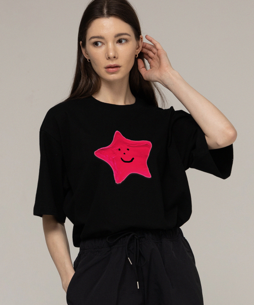GRAVER（グレーバー）の「[ユニセックス]ペインティングスタースマイル半袖Tシャツ_ブラック（Tシャツ/カットソー・レディース・ブラック・SMALL/MEDIUM/LARGE）」の2枚目の写真