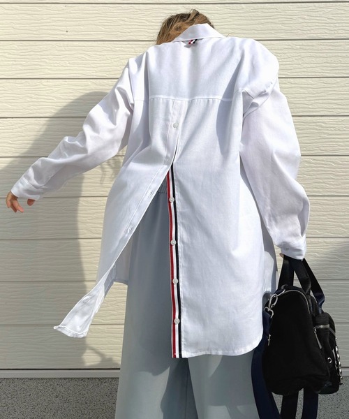 Q(キュー)の「トリコロールスリットシャツ(シャツ/ブラウス・レディース・ホワイト/オフホワイト・MEDIUM)」の2枚目の写真