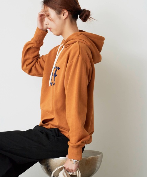CALEE(キャリー)の「CALEE/キャリー O/E LOGO PULLOVER HD フロッキープリント フーディー(パーカー・メンズ・マスタード/チャコール・M/L/XL)」の2枚目の写真