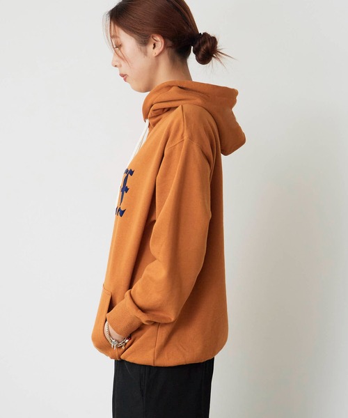 CALEE(キャリー)の「CALEE/キャリー O/E LOGO PULLOVER HD フロッキープリント フーディー(パーカー・メンズ・マスタード/チャコール・M/L/XL)」の9枚目の写真