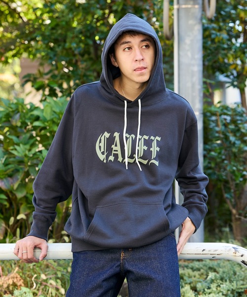 CALEE(キャリー)の「CALEE/キャリー O/E LOGO PULLOVER HD フロッキープリント フーディー(パーカー・メンズ・マスタード/チャコール・M/L/XL)」の4枚目の写真