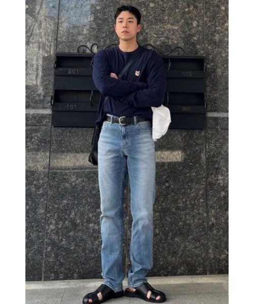 WEST GRAND BOULEVARD(ウエストグランドブルバード)の「ダイアグナルスクラッチストレートデニムパンツ ICE BLUE(デニムパンツ・レディース・その他・SMALL/MEDIUM)」の4枚目の写真