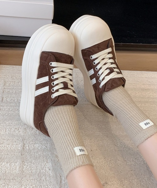 Lace Ladies(レースレディース)の「スエードタッチ 配色 ライン 厚底 スニーカー(スニーカー・レディース・ブラック/ブラウン・22.5cm/23cm/23.5cm/24cm/25cm/24.5cm)」の2枚目の写真
